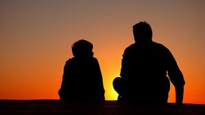 Silhouette of father and son - How to prepare your children for a long distance move